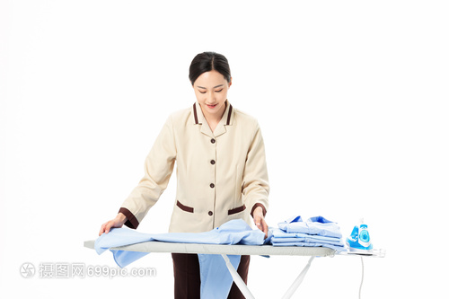 家政服務(wù)中的女性力量 熨燙衣物，守護(hù)家庭整潔與溫馨